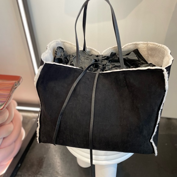 Sienna Reversible Vegan Suede/Sherpa Tote - Picture 4 of 4